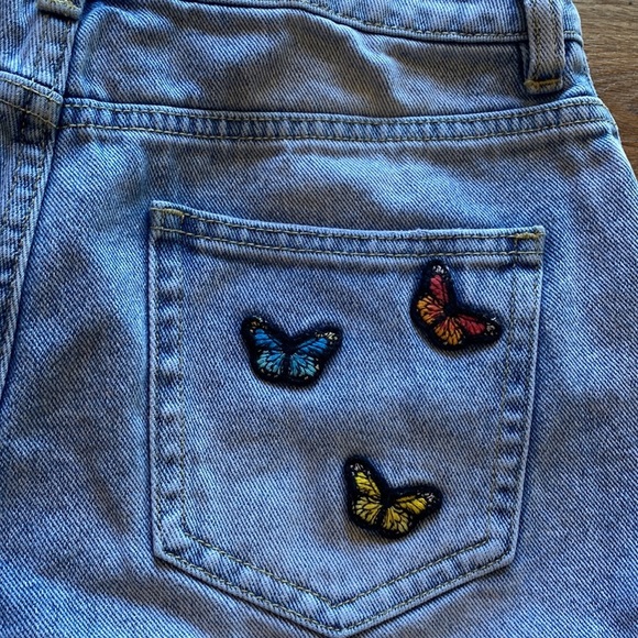 light-wash Mom shorts from PacSun with butterfly patches on back pockets - Picture 3 of 8